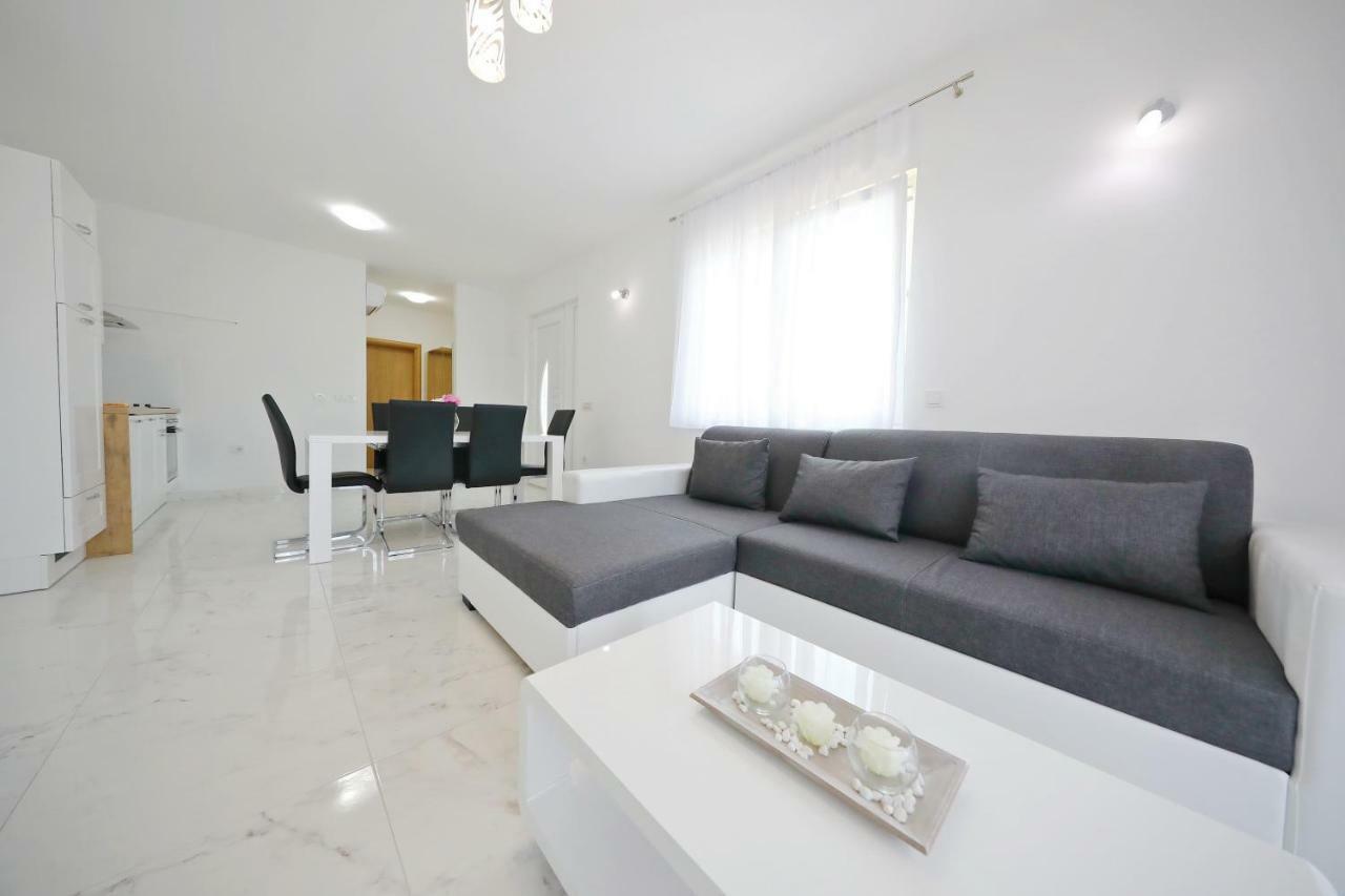 Apartmani Vlado Mitar Sukošan Buitenkant foto