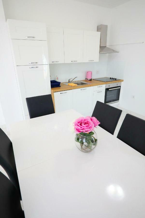 Apartmani Vlado Mitar Sukošan Buitenkant foto