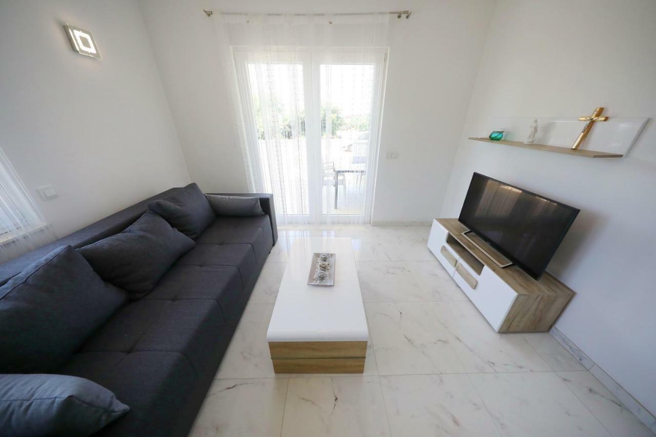 Apartmani Vlado Mitar Sukošan Buitenkant foto