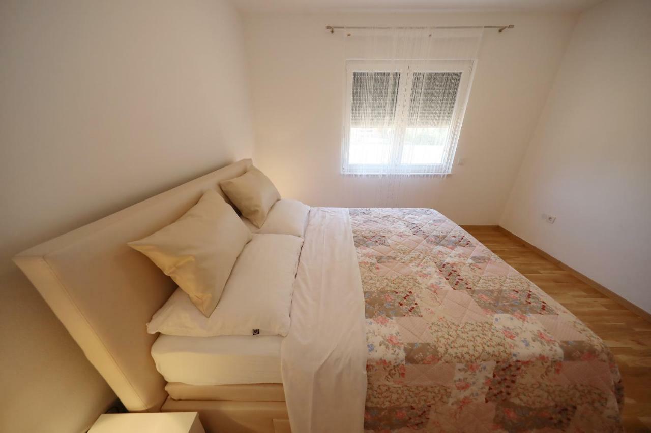 Apartmani Vlado Mitar Sukošan Buitenkant foto