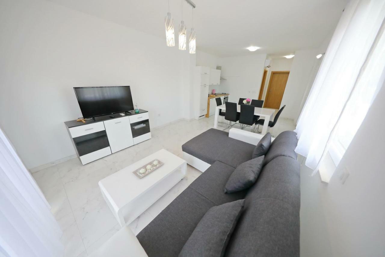Apartmani Vlado Mitar Sukošan Buitenkant foto