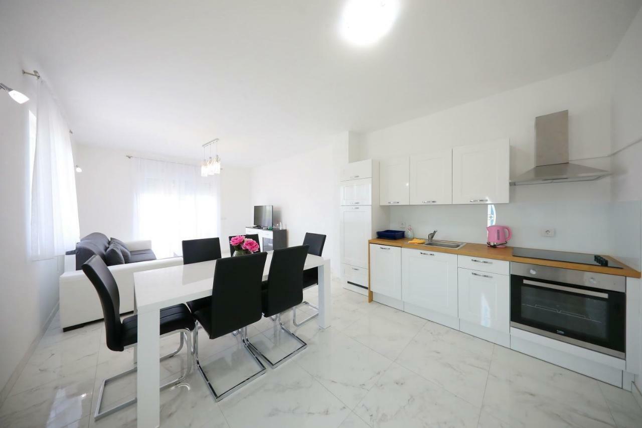 Apartmani Vlado Mitar Sukošan Buitenkant foto