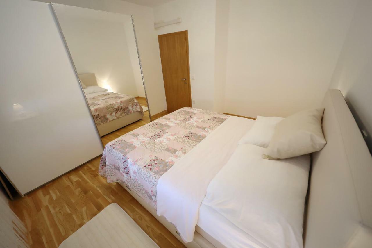 Apartmani Vlado Mitar Sukošan Buitenkant foto