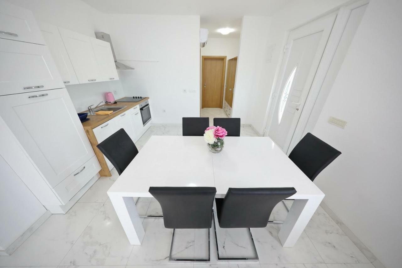 Apartmani Vlado Mitar Sukošan Buitenkant foto