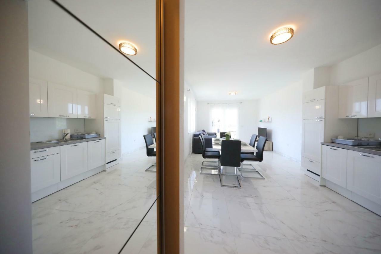 Apartmani Vlado Mitar Sukošan Buitenkant foto