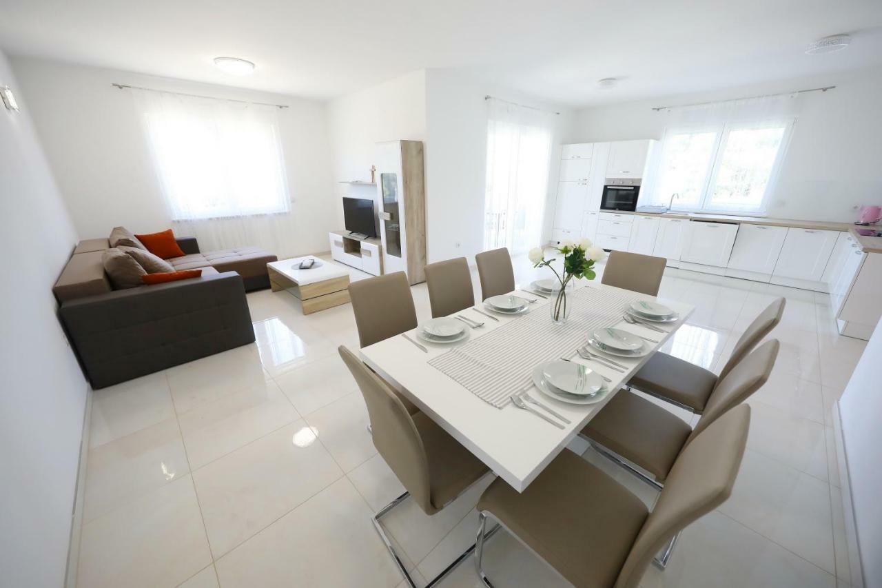 Apartmani Vlado Mitar Sukošan Buitenkant foto