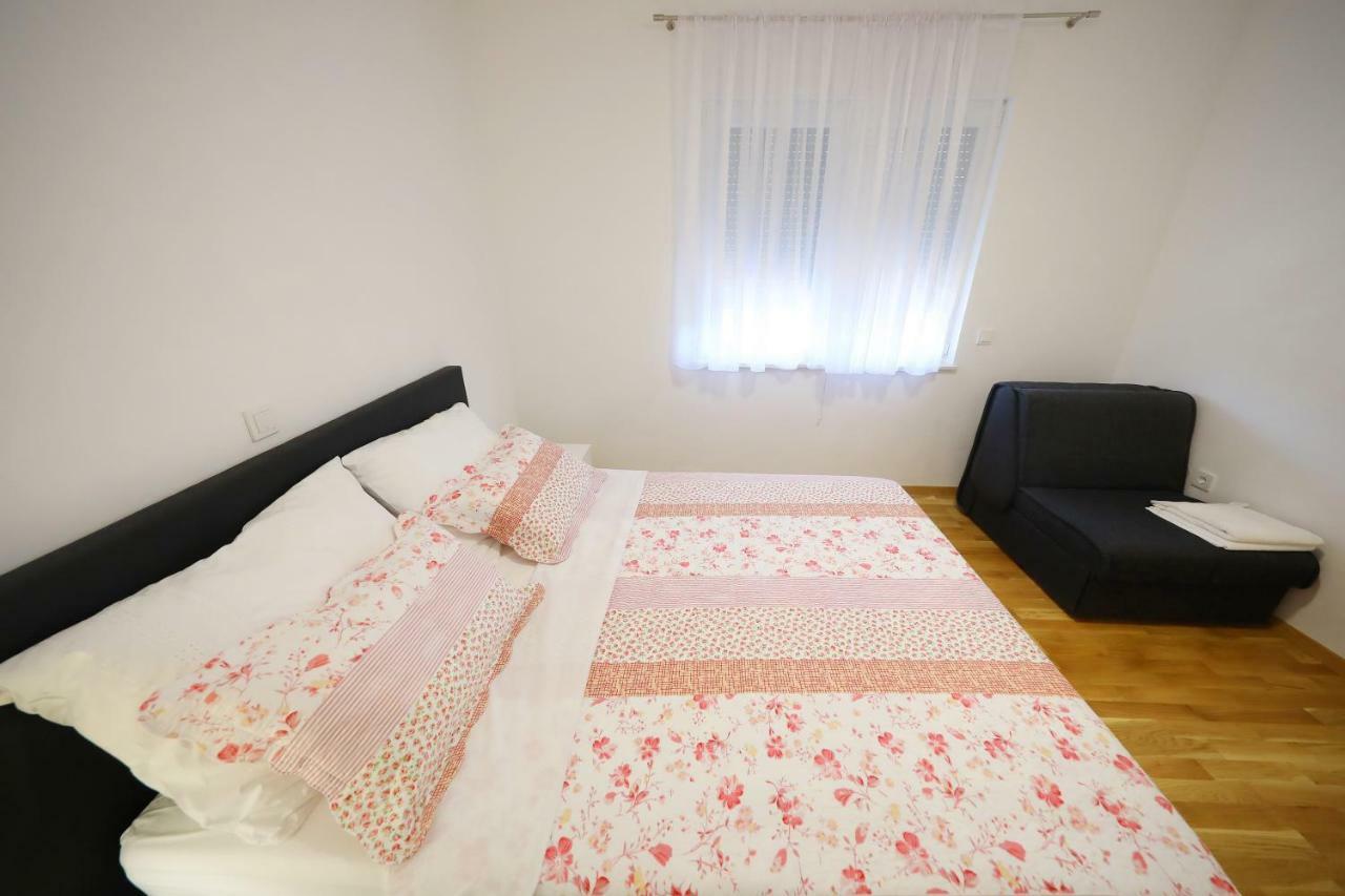 Apartmani Vlado Mitar Sukošan Buitenkant foto