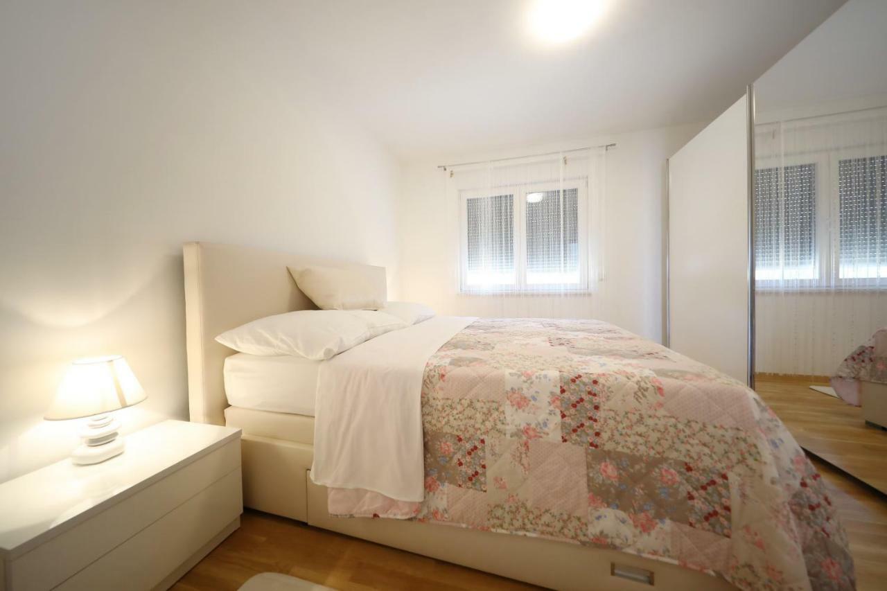 Apartmani Vlado Mitar Sukošan Buitenkant foto